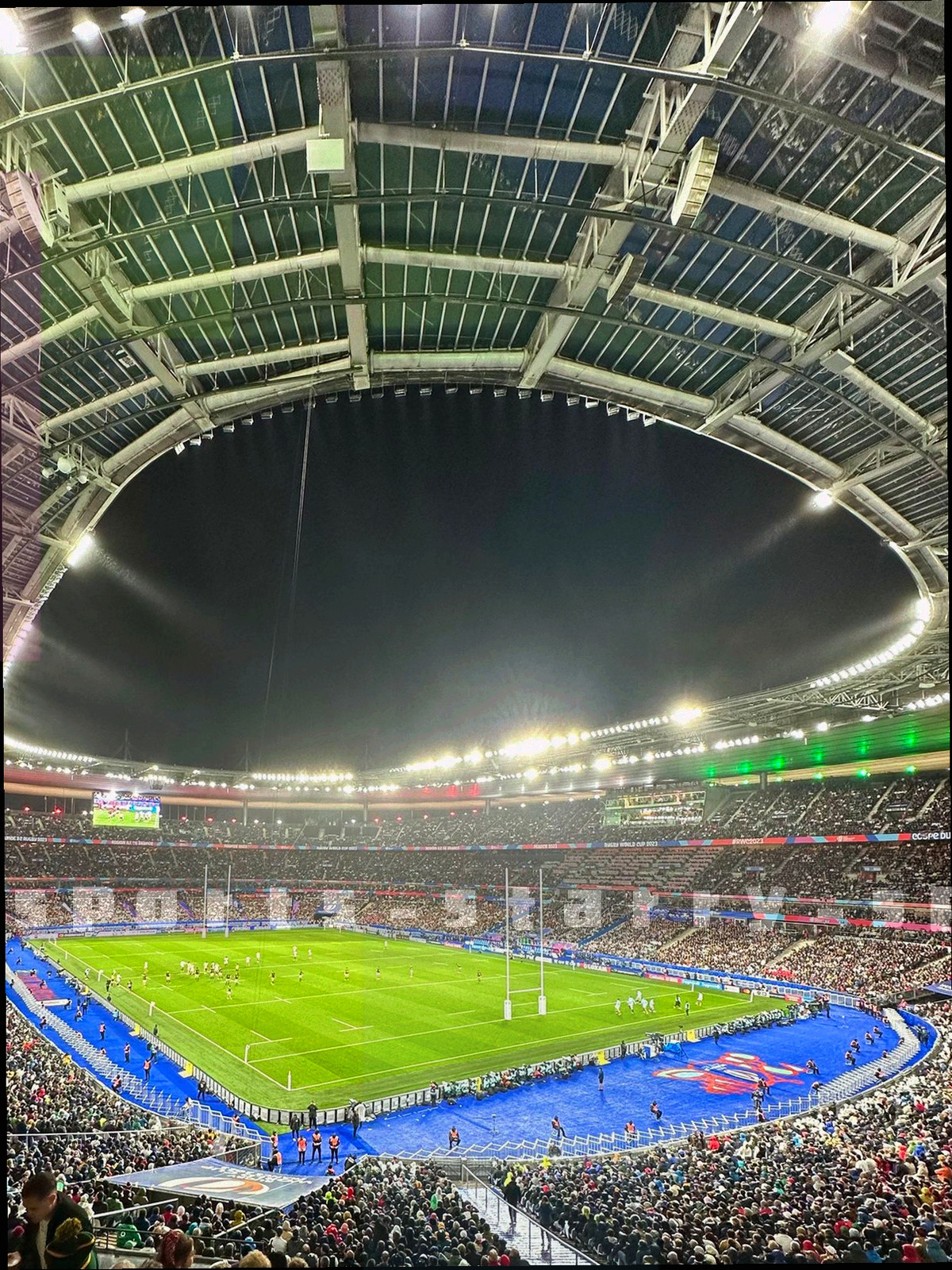 暗调环境中手持竖屏设备的使用场景，屏幕内容简化为光块